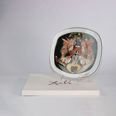 Salvador Dali «Les chairs monarchiques - Gala»  Série Les Diners de Gala  1981 Assiette en porcelaine de Limoge
