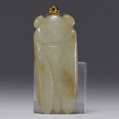 Chine - Pendentif représentant une Cigale en Jade sculpté.