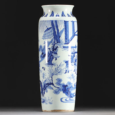 Chine - Grand vase en porcelaine bleu blanc à décor de personnages, époque transition.