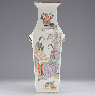 Vase en porcelaine de forme carrée décor de jeunes femmes 