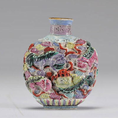 Pink family porcelain snuffbox in relief, Qianlong brand of the 19th century
