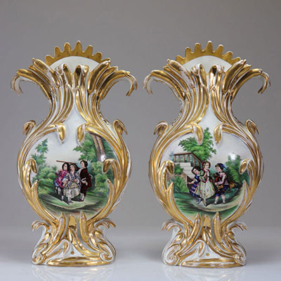 Imposante paire de vases cornets en porcelaine de Paris