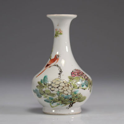 Chinese qianjiang cai porcelain vase, decorated with a bird