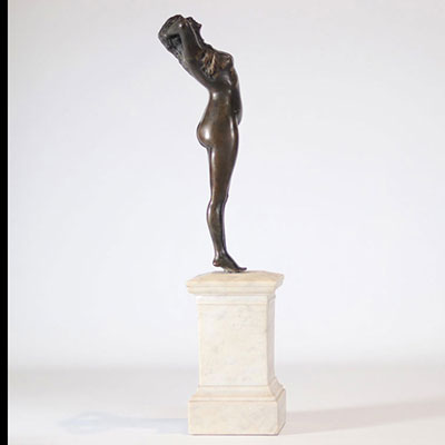 Femme nue en bronze sur socle en marbre 