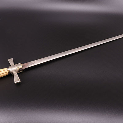 法国 - 象牙柄佩剑，刻有骑士头像