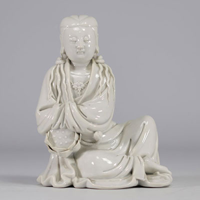Statue de Guanyin en blanc de Chine avec un visage masculin rare du XVIIe siècle