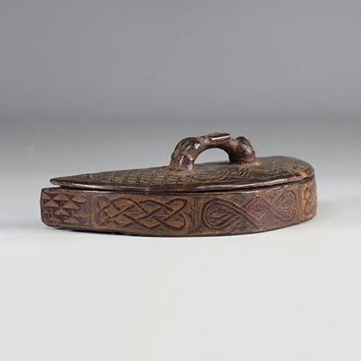 Belle boite à tukula Kuba - belle patine d'usage - début 20ème ancienne collection P.d'Artevelle - RDC - Afrique