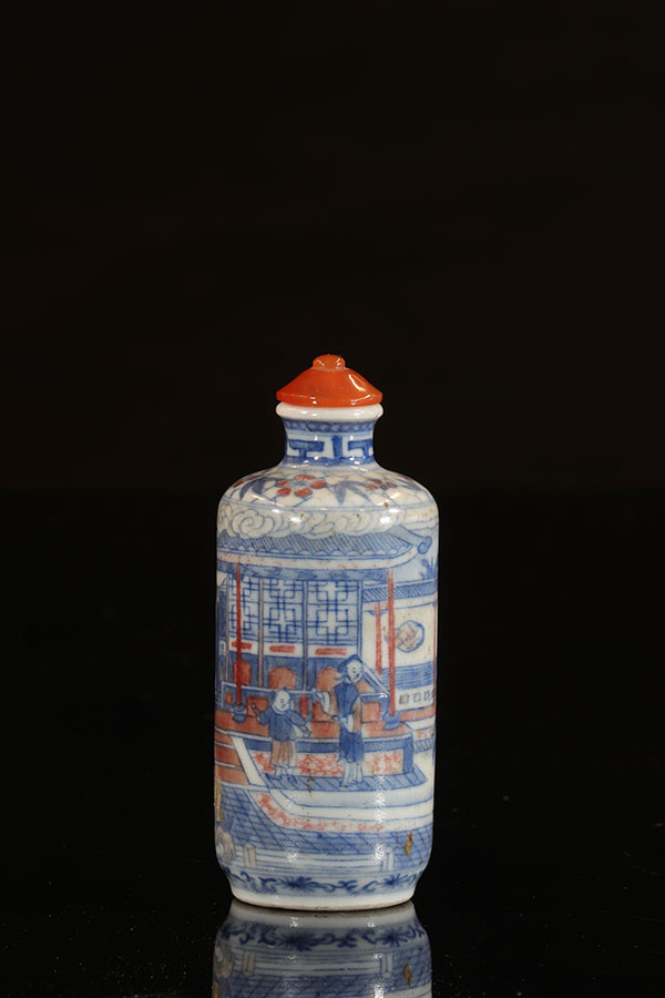 Chine - Flacon tabatière à priser en porcelaine décoré en bleu et rouge de cuivre d'une scène de palais