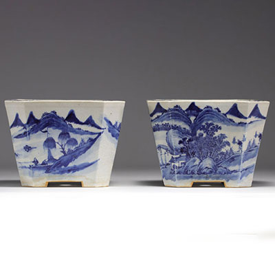 Chine - Paire de jardinières en porcelaine blanc bleu à décor de paysage, époque Qing.