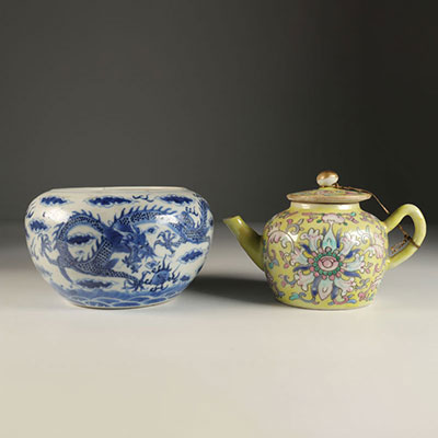 Lot composed of a teapot with yellow background and a blue white brush rinser with dragons. Nineteenth China.