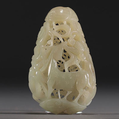 Chine - Pendentif en jade blanc sculpté et ajouré à décor d'animaux, époque XVIIIème.