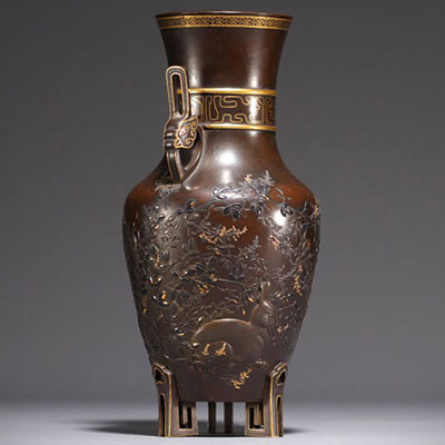 Japon - Vase tripode en bronze rehaussé de bronze doré, à décor de lapin et de feuillages, époque Meiji, XIXème.