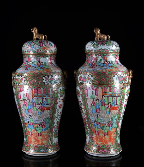 Chine Grande paire de vases couverts en porcelaine de Canton décor de personnages 19ème 