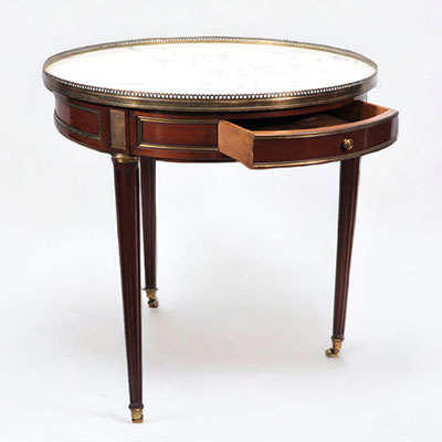 Table bouillotte en bois de placage piétement fuselé et cannelé du Style Louis XVI et estampillé Mailfert