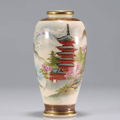 Vase en porcelaine japonaise 