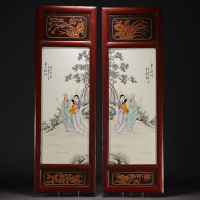 Chine - Paire de panneaux en porcelaine et bois à décor de personnages.