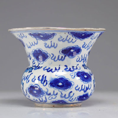 Vase blanc bleu Chine à décor de dragons