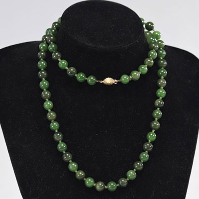 Green jade necklace with 18k gold clasp
