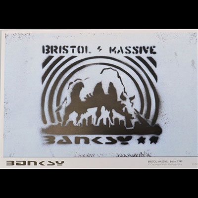 Banksy. « Bristol Massive ». Bristol, 1999. Tirage offset en couleurs, publiée par Bristol Photography en 1999. Edition limitée à 50 exemplaires. Signée dans la planche.