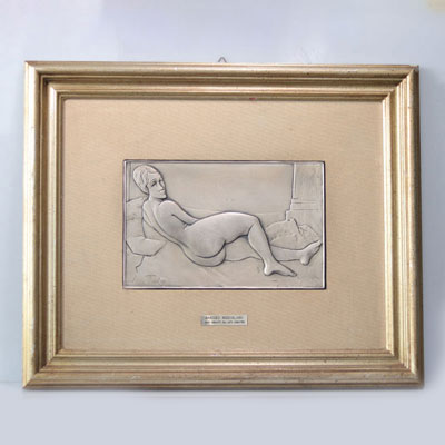 Amedeo Modigiliani. «Nu couché sur le côté gauche». Bas relief en argent massif. Signée «Modigliani». Numérotée 305/499 en bas à gauche.
