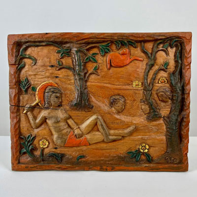 Paul Gauguin, d’après. Circa 1890. «Femme couchée avec un éventail». Relief en bois polychrome. Marqué «PGO» en bas à droite.