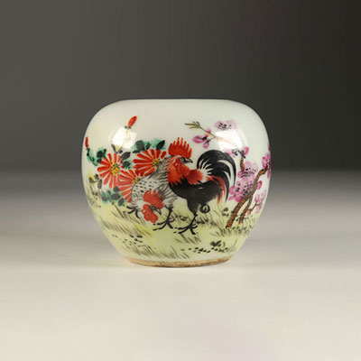 Pot à eau au coq en porcelaine , marque d'artiste .Chine début XXème.
