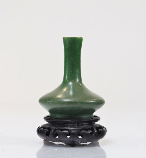 Vase en porcelaine monochrome vert époque Qing