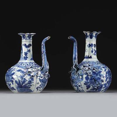 Chine - Paire de verseuses en porcelaine blanc bleu à décor floral, Wanli, dynastie Ming.