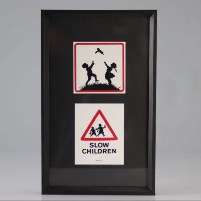 Banksy (d'après) - Slow Children / Childhood Sticker en édition limitée publié par Pictures On Walls (POW) en 2004. Matériaux et techniques : Sticker en impression numérique 