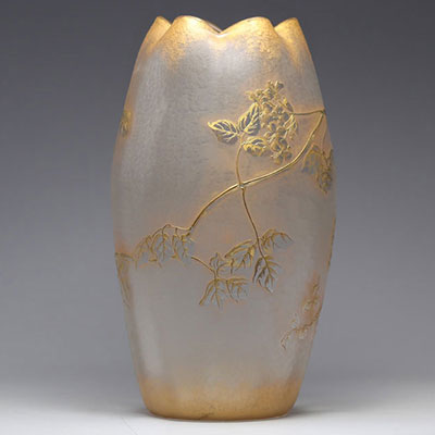 Très imposant vase Montjoie blanc doré givré à décor de fleurs