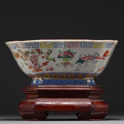 Chine - Bol quadrangulaire en porcelaine polychrome famille rose, socle en bois.