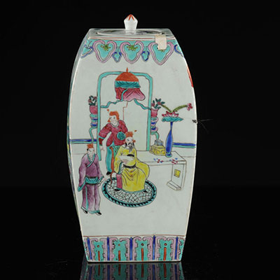 China famille rose covered vase in rectangular shape with 19th century character decor
