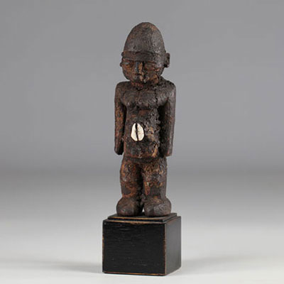 Lobi statuette-Old Lobi statuette. Very thick sacrificial patina. First half of the XXth Century. Height without base: 16 cm.