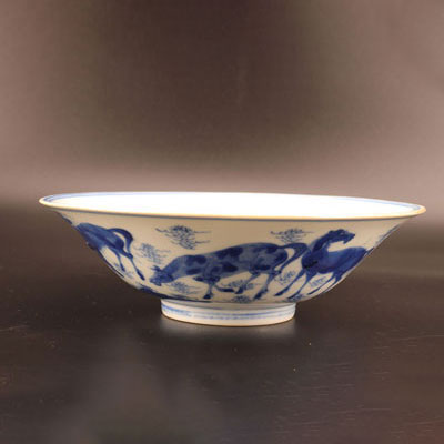 Bol porcelaine de chine blanc bleu à décor de chevaux marque sous la pièce