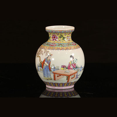 Chine - Porcelaine de chine petit vase - famille rose - 20ème