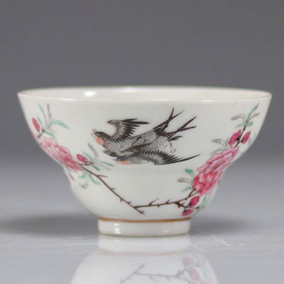 Porcelain bowl from the famille rose decorated with swallows