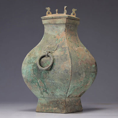 DYNASTIE DES HAN (206 AV. J.-C.-220 AP. J.-C.) Vase couvert fanghu en bronze à patine de fouille