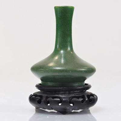 Vase en porcelaine monochrome vert époque Qing