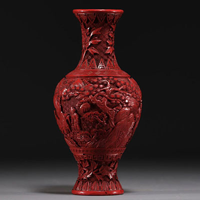 Chine - Ancien vase en laque de cinabre à décor de personnages.