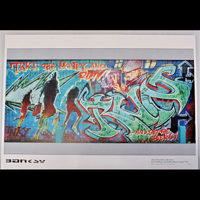 Banksy. « Take The Money And Run : Bath Buildings, Montpellier, ». Bristol, 1999. Tirage offset en couleurs, publiée par Bristol Photography en 1999. Edition limitée à 50 exemplaires. Signée dans la planche.