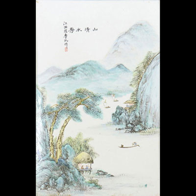Chine plaque en porcelaine peinte d'un décor de paysage signature d'artiste