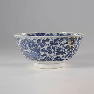 Chinese blanc-bleu porcelain bowl, 19th C.