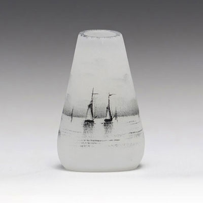 Daum Nancy vase miniature à décor de paysage sur fond blanc