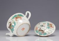 Boite et théière en porcelaine famille rose vers 1900