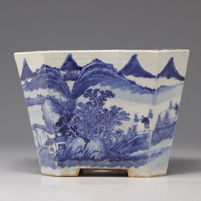 Vase en porcelaine de chine blanc bleu à décor de paysage de l'époque Qing (清朝)