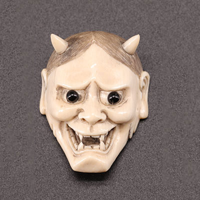 Japon - Netsuké en ivoire  masque de démon yeux incrustés signature MEIJI (1868-1912)