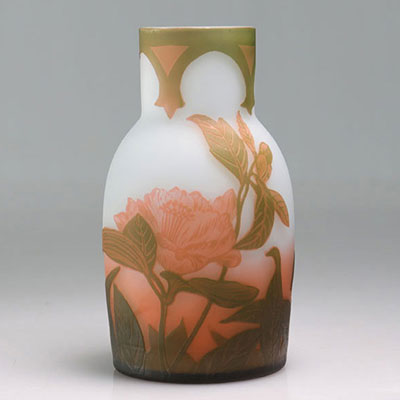 Degué acid-etched multi-layered vase decorated with flowers