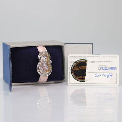 Salvador Dali. Circa 1980. Soft Watch. Montre avec bracelet cuir rose. Signé « Salvador Dali » sur le devant. Numéroté au dos 9450 Edité par Demart Pro. Certificat et boîte d’origine de 1989