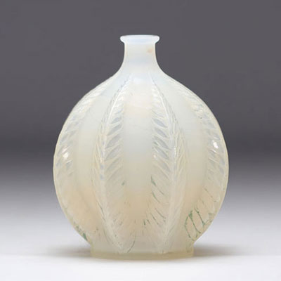 René LALIQUE opalescent vase decorated with leaves