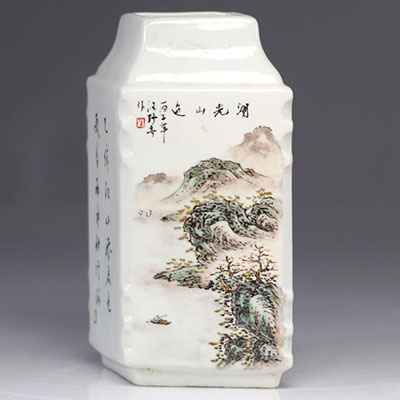 Vase en porcelaine de chine à décor de paysages d'époque République